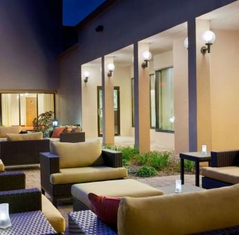 Outdoor lounge area at Sonesta Select Milwaukee Brookfield.