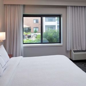 Day use room with natural light at Sonesta Select Minneapolis Eden Prairie.