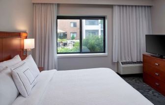 Day use room with natural light at Sonesta Select Minneapolis Eden Prairie.