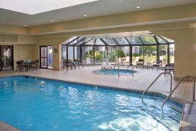 Indoor pool at Sonesta Select Minneapolis Eden Prairie.