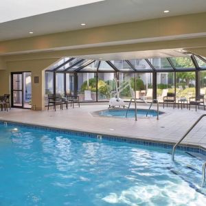 Indoor pool at Sonesta Select Minneapolis Eden Prairie.