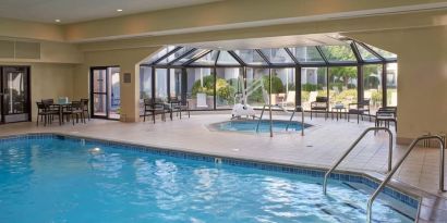 Indoor pool at Sonesta Select Minneapolis Eden Prairie.