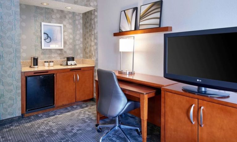 Day use room with work station and TV at Sonesta Select Minneapolis Eden Prairie.