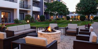 Outdoor fire pit at Sonesta Select Minneapolis Eden Prairie.