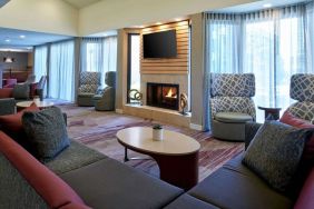 Lobby and lounge at Sonesta Select Minneapolis Eden Prairie.