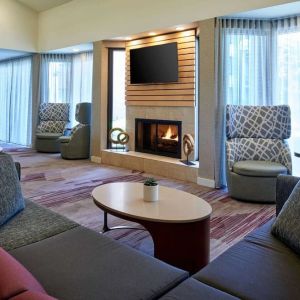 Lobby and lounge at Sonesta Select Minneapolis Eden Prairie.