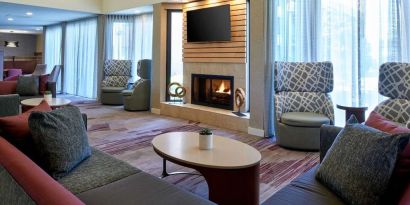 Lobby and lounge at Sonesta Select Minneapolis Eden Prairie.