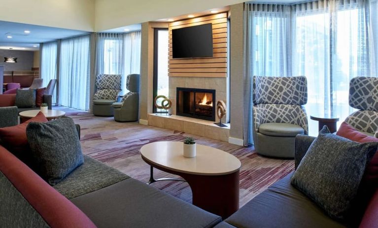 Lobby and lounge at Sonesta Select Minneapolis Eden Prairie.