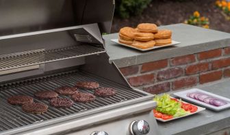 Sonesta ES Suites San Antonio Northwest - Medical Center’s barbecue facilities serve up fresh food in the great outdoors.