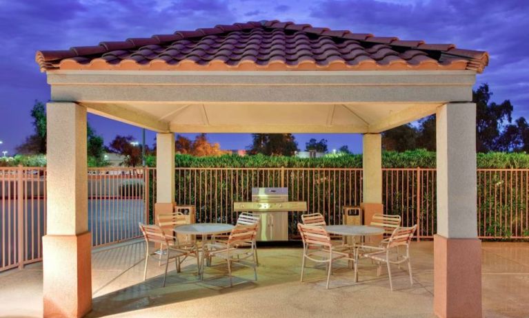 Sonesta Simply Suites Phoenix Tempe’s gazebo features barbecue facilities next to which are tables and chairs where guests can dine and socialize.