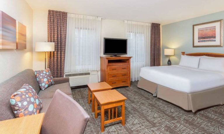 Double bed guest room in Sonesta ES Suites Atlanta - Perimeter Center, including coffee tables, windows, TV, and sofa.