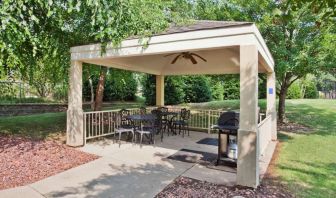 Sonesta Simply Suites Atlanta Gwinnett Place’s gazebo has a ceiling fan, barbecue, and tables and chairs where guests can dine and socialize.