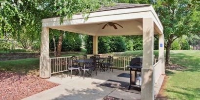 Sonesta Simply Suites Atlanta Gwinnett Place’s gazebo has a ceiling fan, barbecue, and tables and chairs where guests can dine and socialize.