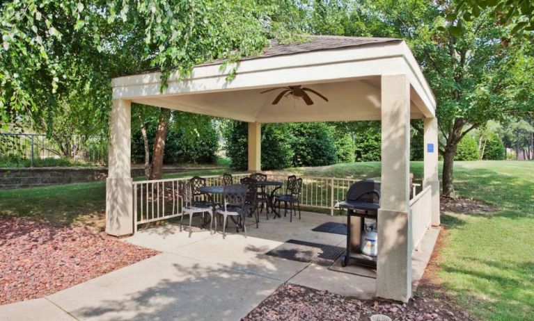 Sonesta Simply Suites Atlanta Gwinnett Place’s gazebo has a ceiling fan, barbecue, and tables and chairs where guests can dine and socialize.