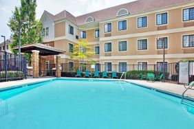 Sonesta ES Suites Atlanta Alpharetta Avalon’s outdoor pool has tables and chairs nearby, and is just a few steps from the gazebo and its barbecue facilities.