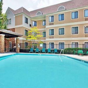 Sonesta ES Suites Atlanta Alpharetta Avalon’s outdoor pool has tables and chairs nearby, and is just a few steps from the gazebo and its barbecue facilities.