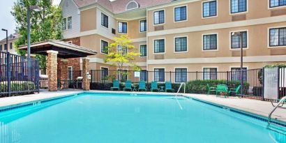 Sonesta ES Suites Atlanta Alpharetta Avalon’s outdoor pool has tables and chairs nearby, and is just a few steps from the gazebo and its barbecue facilities.