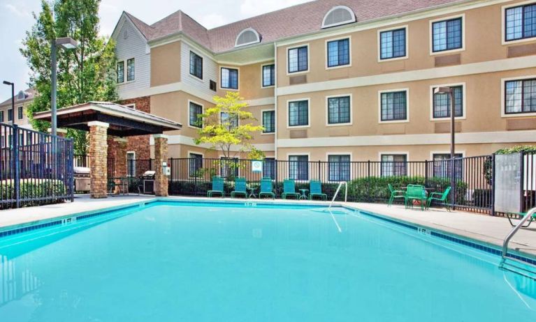 Sonesta ES Suites Atlanta Alpharetta Avalon’s outdoor pool has tables and chairs nearby, and is just a few steps from the gazebo and its barbecue facilities.