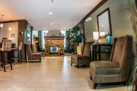 Sonesta ES Suites Atlanta Alpharetta Avalon’s common area lounge is furnished with comfortable seating, potted plants, and a fireplace.