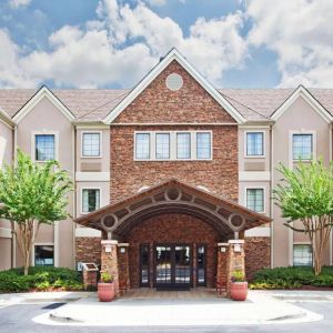 The hotel’s exterior has a brickwork entranceway which is under cover, as are the two nearby benches, with pleasant greenery flanking the front door.