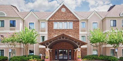 The hotel’s exterior has a brickwork entranceway which is under cover, as are the two nearby benches, with pleasant greenery flanking the front door.