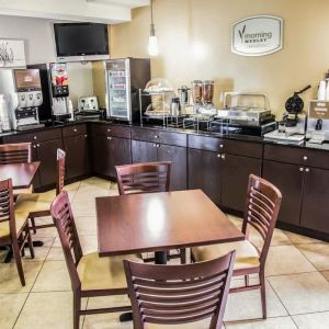 Dining and coworking space at Sleep Inn Tinley Park.