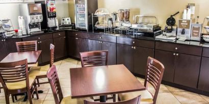 Dining and coworking space at Sleep Inn Tinley Park.