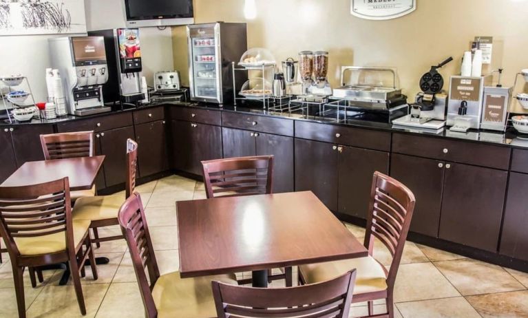 Dining and coworking space at Sleep Inn Tinley Park.