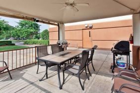 Sonesta Simply Suites Oklahoma City Airport’s gazebo features a ceiling fan, barbecues, and a table and chairs.