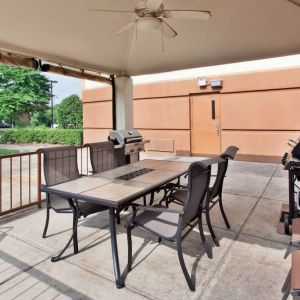 Sonesta Simply Suites Oklahoma City Airport’s gazebo features a ceiling fan, barbecues, and a table and chairs.