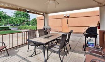 Sonesta Simply Suites Oklahoma City Airport’s gazebo features a ceiling fan, barbecues, and a table and chairs.