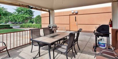 Sonesta Simply Suites Oklahoma City Airport’s gazebo features a ceiling fan, barbecues, and a table and chairs.