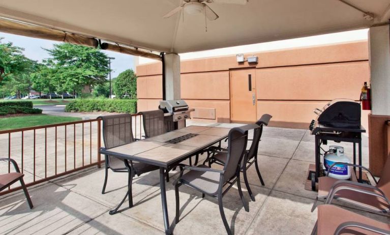 Sonesta Simply Suites Oklahoma City Airport’s gazebo features a ceiling fan, barbecues, and a table and chairs.