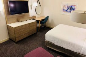 Double bed guest room in Sonesta Columbus Downtown, with workspace desk and chair plus a widescreen television.