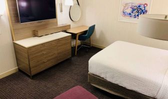 Double bed guest room in Sonesta Columbus Downtown, with workspace desk and chair plus a widescreen television.