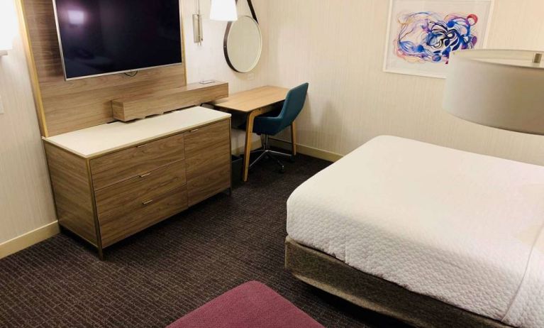 Double bed guest room in Sonesta Columbus Downtown, with workspace desk and chair plus a widescreen television.