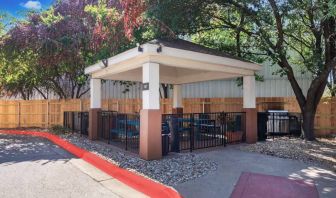 Sonesta Simply Suites Austin South’s gazebo provides benches and tables with barbecue facilities where guests can dine and relax.