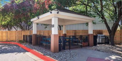 Sonesta Simply Suites Austin South’s gazebo provides benches and tables with barbecue facilities where guests can dine and relax.