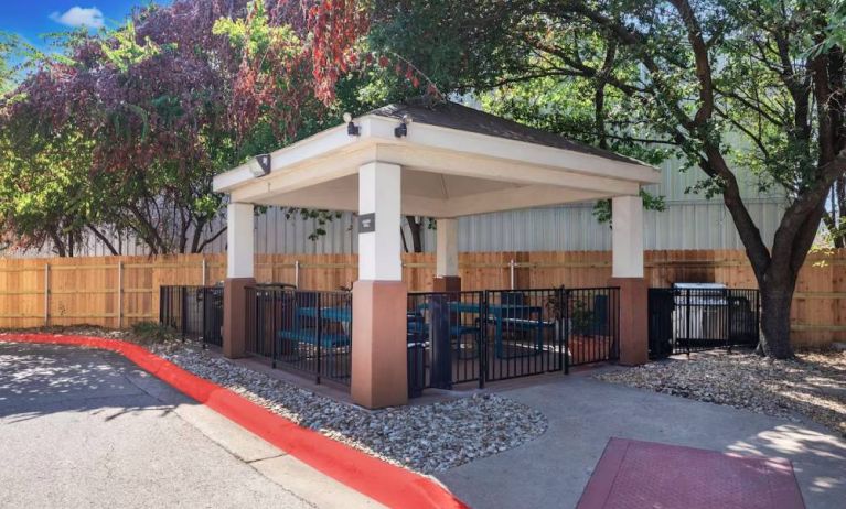 Sonesta Simply Suites Austin South’s gazebo provides benches and tables with barbecue facilities where guests can dine and relax.