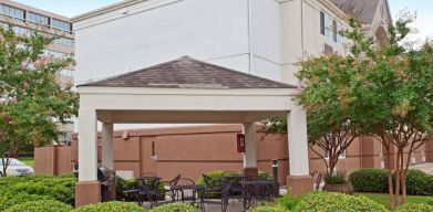 Sonesta Simply Suites Houston CityCentre I-10 West’s gazebo has tables, chairs, and barbecues, and is surrounded by pleasant greenery.