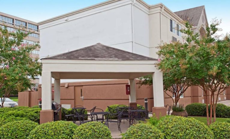 Sonesta Simply Suites Houston CityCentre I-10 West’s gazebo has tables, chairs, and barbecues, and is surrounded by pleasant greenery.