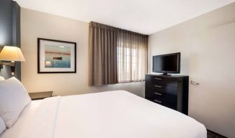 Double bed guest room in Sonesta Simply Suites Dallas Las Colinas, featuring a window and widescreen TV.