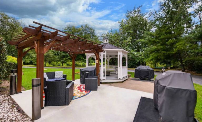 Sonesta Simply Suites Hampton’s patio features a gazebo, barbecues, and sofa and armchair seating.