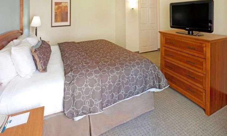 Double bed guest room in Sonesta ES Suites Dallas Las Colinas, featuring art on the wall and a widescreen television.