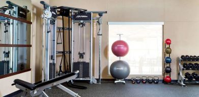 Sonesta Select Raleigh Durham Airport Morrisville’s fitness center has free weights (both dumbbells and kettlebells), and various other types of exercise equipment, including gym balls.