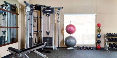 Sonesta Select Raleigh Durham Airport Morrisville’s fitness center has free weights (both dumbbells and kettlebells), and various other types of exercise equipment, including gym balls.