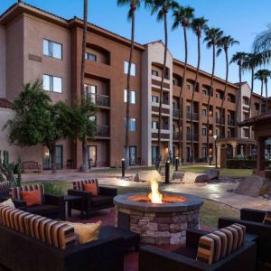 Sonesta Select Phoenix Camelback’s patio features a fire pit surrounded by armchair and sofa seating.