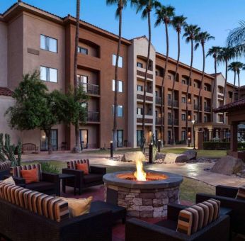 Sonesta Select Phoenix Camelback’s patio features a fire pit surrounded by armchair and sofa seating.