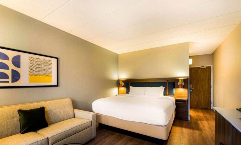 Sonesta Select Philadelphia Airport double bed guest room, furnished with art on the wall and a sofa.