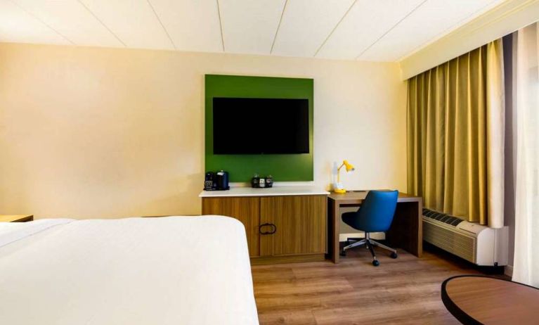 Sonesta Select Philadelphia Airport double bed guest room, featuring large TV, and a workspace desk and chair.